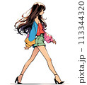颯爽と歩く女性 113344320