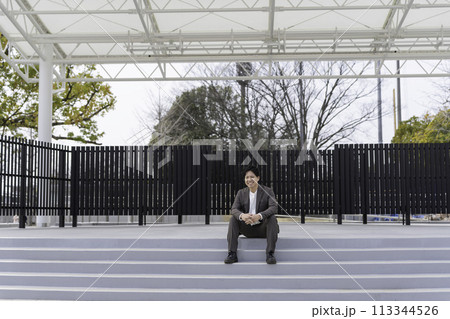 カジュアルスーツを着た男性ポートレート カジュアルスーツを着た男性ポートレート 113344526