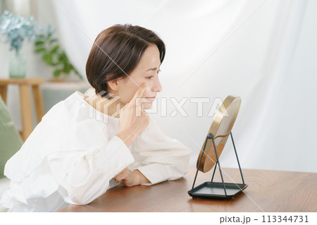 肌荒れを気にする女性 113344731