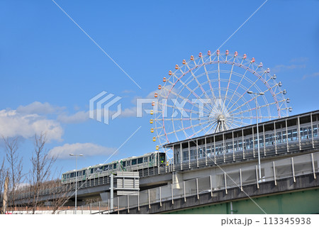《愛知県》長久手市都市風景　愛・地球博公園の観覧車と愛知高速交通東部丘陵線(リニモ)公園西駅 113345938