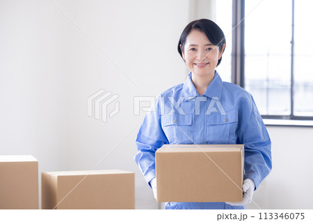 引越業者 作業着姿の女性スタッフ 引越業者 作業着姿の女性スタッフ 113346075