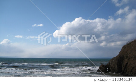 日本海と青空と白い雲と岬と佐渡ヶ島 日本海と青空と白い雲と岬と佐渡ヶ島 113346134