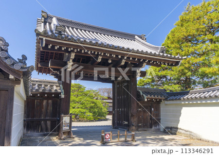 春の京都御苑 閑院宮邸跡の門 春の京都御苑 閑院宮邸跡の門 113346291