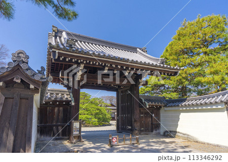 春の京都御苑 閑院宮邸跡の門 春の京都御苑 閑院宮邸跡の門 113346292