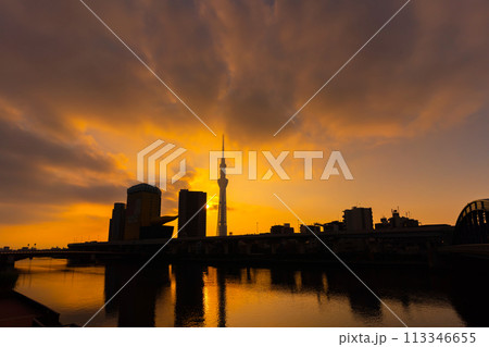 夜明けの隅田川 113346655