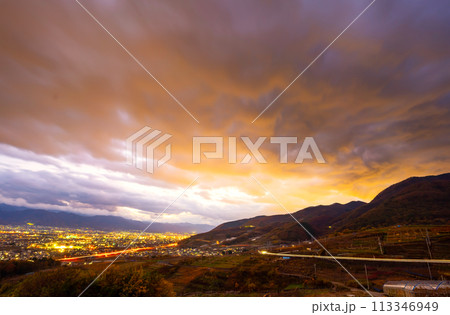 山梨県 フルーツ公園から望む甲府盆地のトワイライト 113346949