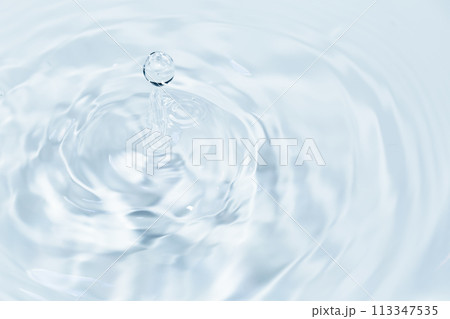 水面に落ちる水滴. 水面に落ちる水滴. 113347535