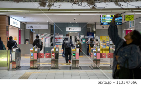 仙川駅の改札 113347666