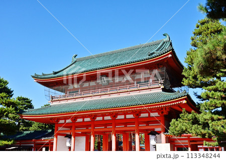 平安神宮の應天門　京都の観光名所　青空に映える平安神宮　京都観光スポット　 113348244