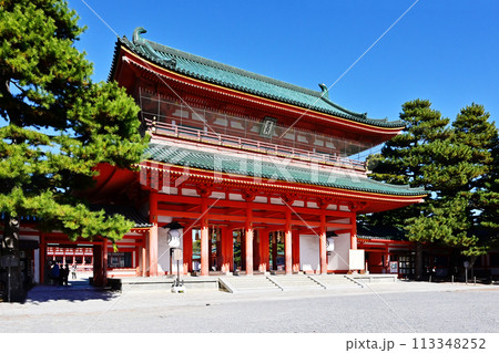 平安神宮の應天門　京都の観光名所　青空に映える平安神宮　京都観光スポット　 113348252