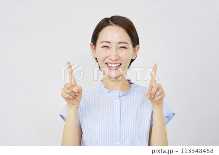 上を指差す女性　白背景 113348488