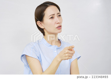 叱る女性　白背景 113348493
