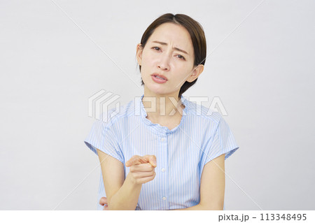 叱る女性　白背景 113348495