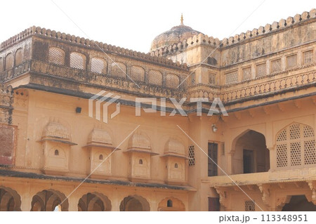 インド ジャイプル郊外 アンベール城の建物 113348951