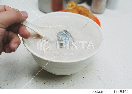 香港グルメ　皮蛋痩肉粥 113349346