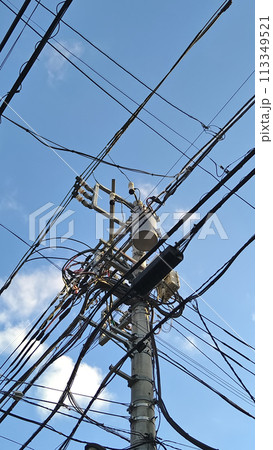 張り巡らされた送電線 113349521