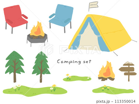 キャンプのテントやキャンプファイヤ、木と草原、手描きのかわいいイラストセット 113350014