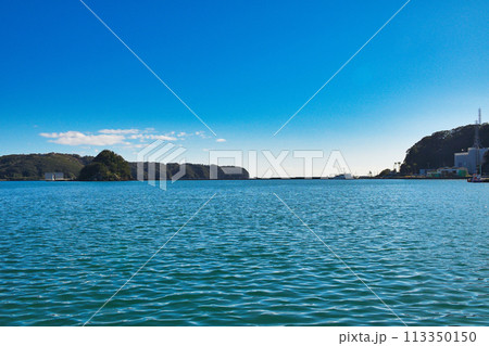 下田港の美しい海(静岡県下田市) 下田港の美しい海(静岡県下田市) 113350150