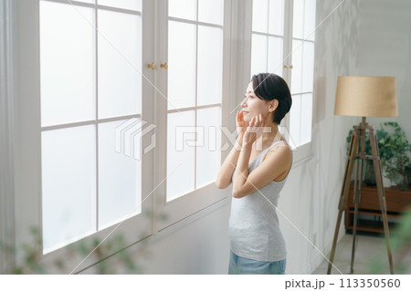 スキンケアをする30代女性 113350560
