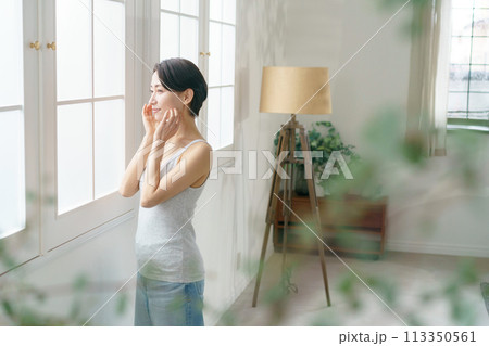 スキンケアをする30代女性 113350561