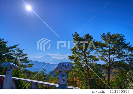 秋の山梨県甲府市昇仙峡のロープウェイ山頂駅にある浮富士広場から南側の眺望 113350595