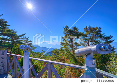 秋の山梨県甲府市昇仙峡のロープウェイ山頂駅にある浮富士広場から南側の眺望 秋の山梨県甲府市昇仙峡のロープウェイ山頂駅にある浮富士広場から南側の眺望 113350600