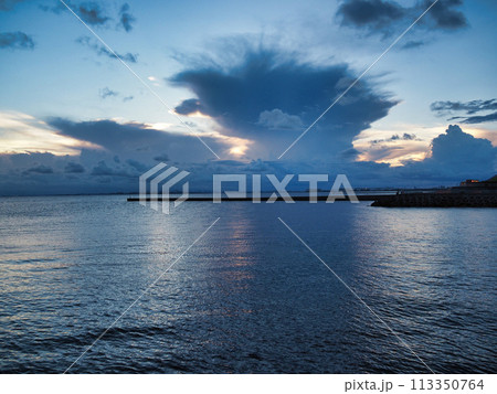 海に沈む夕日 海に沈む夕日 113350764