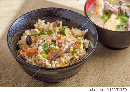 鶏ひき肉の炊込み御飯 113351370