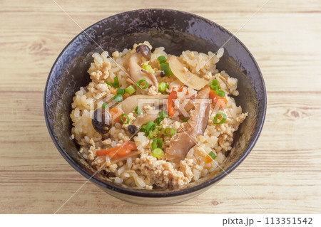 鶏ひき肉の炊込み御飯 113351542