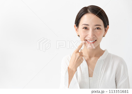 ミドル女性　デンタル 113351681