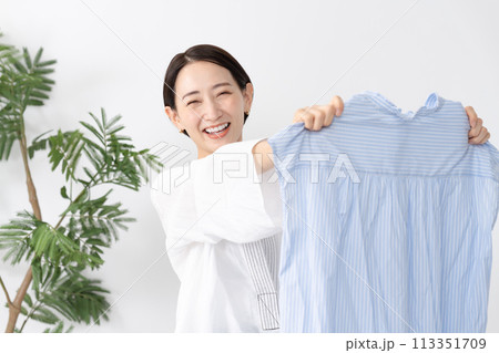洋服を持つ女性　洗濯 113351709