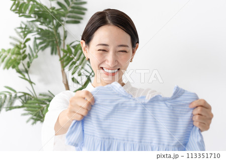 洋服を持つ女性　洗濯 113351710