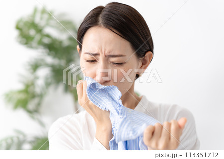 洗濯物を持つ女性　生乾き 113351712