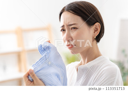 洗濯物を持つ女性　生乾き 113351713