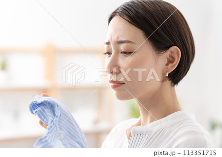 洗濯物を持つ女性 生乾き 洗濯物を持つ女性 生乾き 113351715