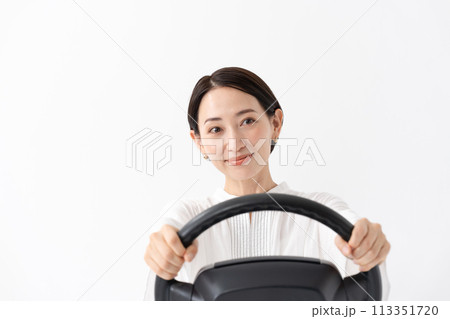 車を運転する女性 車を運転する女性 113351720