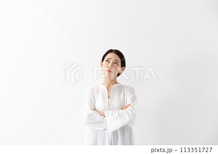 ミドル女性　考える 113351727