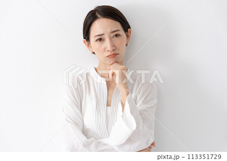 ミドル女性　考える 113351729