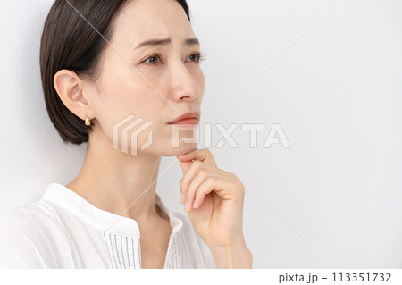 ミドル女性　考える 113351732