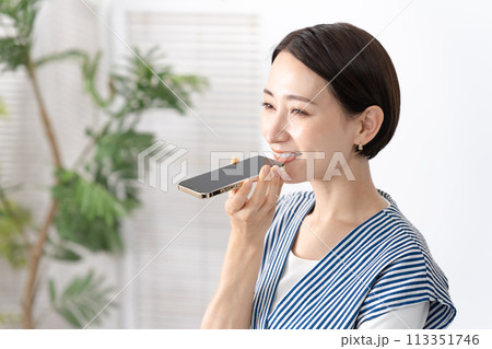 スピーカー通話をする女性 113351746