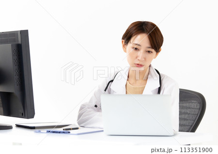 白衣の女性　オンライン診療 113351900