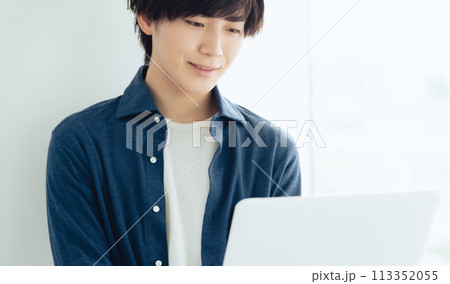 パソコンを操作する若い男性 113352055