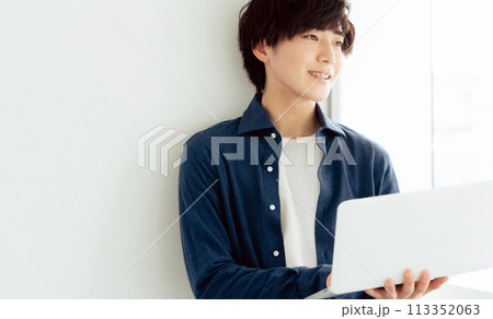 パソコンを操作する若い男性 113352063