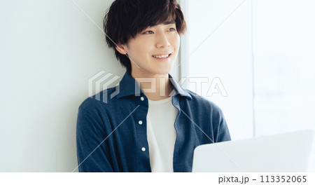 パソコンを操作する若い男性 パソコンを操作する若い男性 113352065