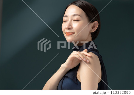 クールビューティー　黒バック 113352090