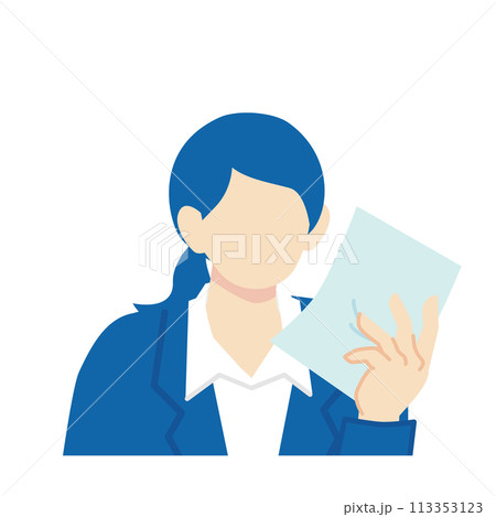 書類を持って目を通す紺色スーツの女性 書類を持って目を通す紺色スーツの女性 113353123