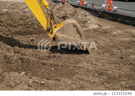 土木工事で地面を掘り下げる重機 113353248