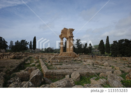 神殿の谷にあるディオスクーリ神殿 113353283