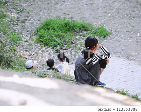 大阪　吹田　悩む春先の子供（紫金山公園）（春） 113353888