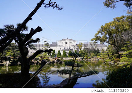 大阪 天王寺 慶沢園の庭園と大阪市立美術館(西方向、春) 大阪 天王寺 慶沢園の庭園と大阪市立美術館(西方向、春) 113353899